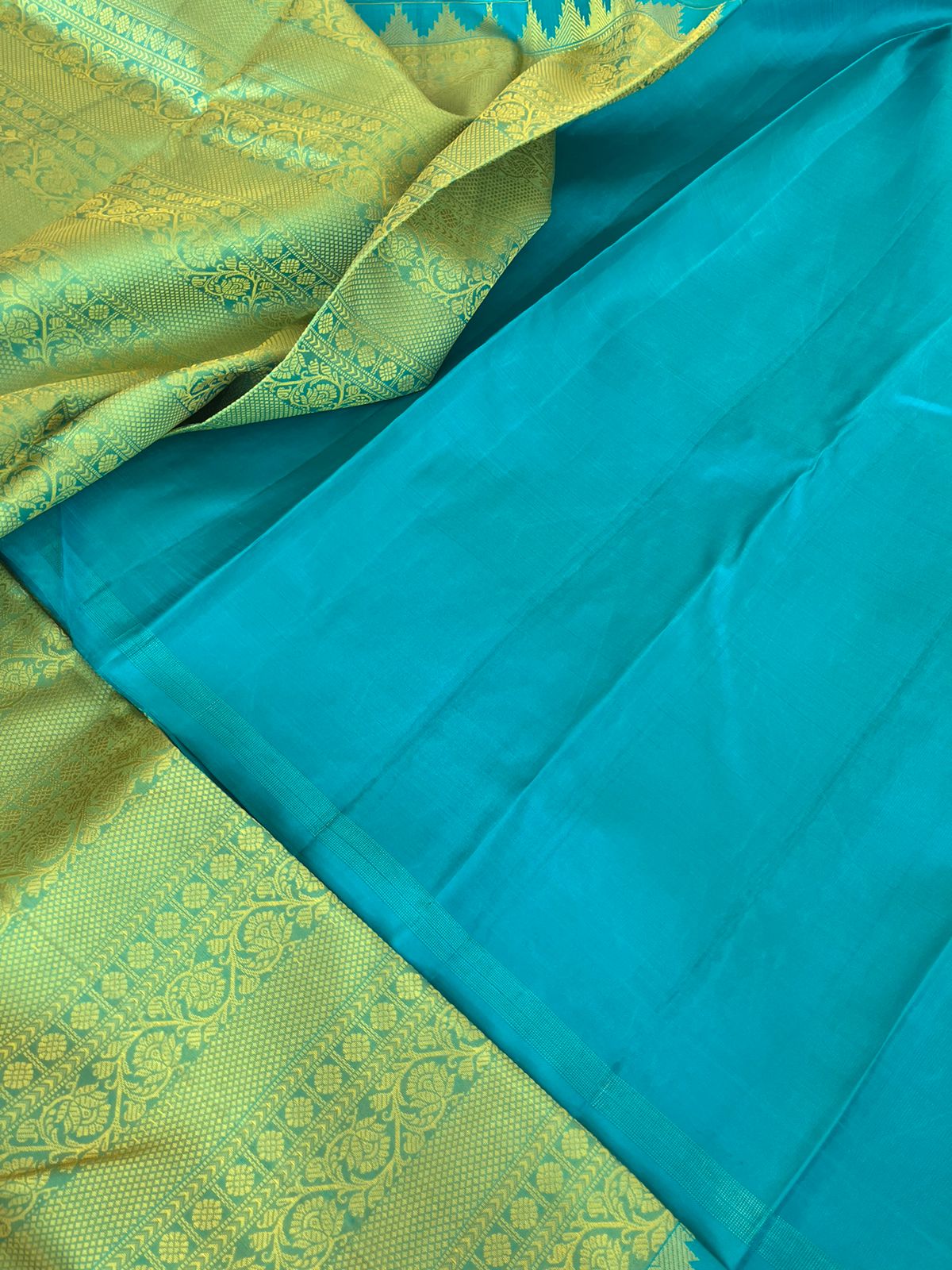 Colour Effects of Kanchivaram - the most beautiful pastel green thread woven varusai pett body with teal zari woven pallu