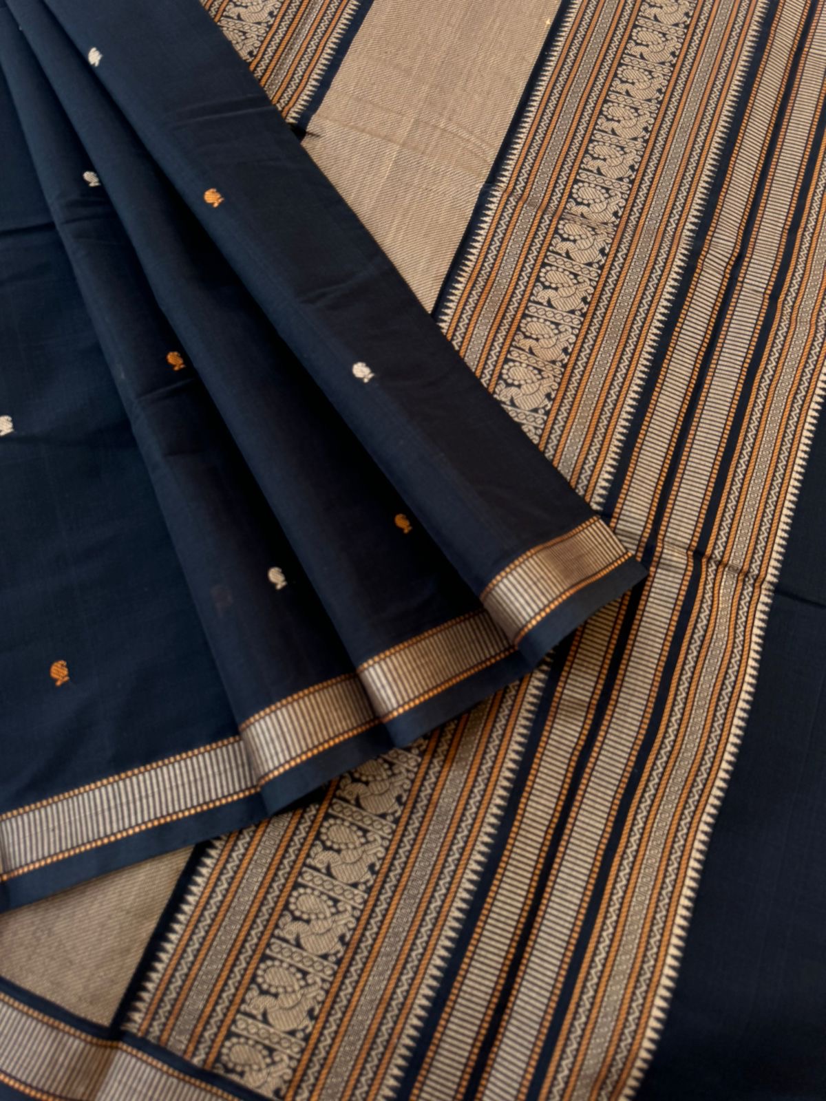 Mangalavastaram - black for people who love small borders with such a beautiful pallu