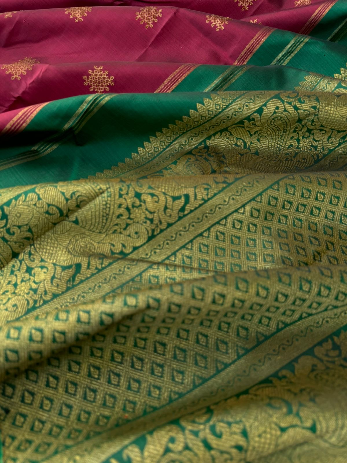 Mohaa - Beautiful Borderless Kanchivarams - gorgeous aaraku and green kolam woven buttas