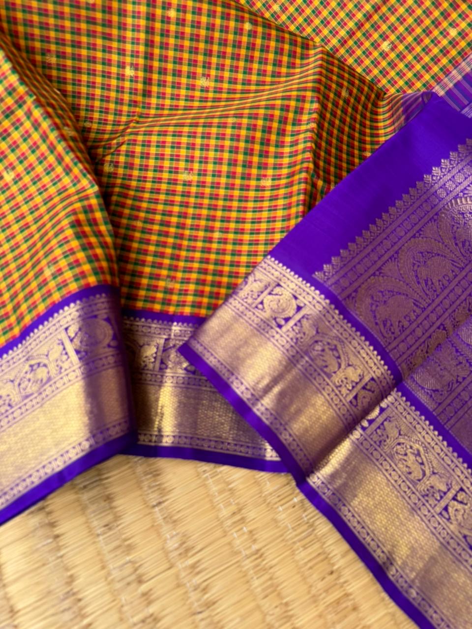 Paalum Palamum Kattam on Kanchivarams - the most beautiful and intricate traditional aaraku mangal pachai paalum Palamum Kattam on podi kattam with solid gold zari woven getti borders